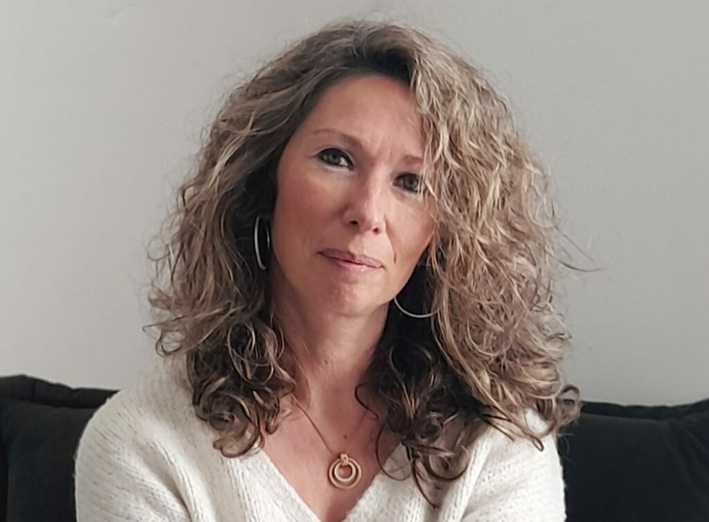 Photo d'une psychologue engagée dans l'accompagnement vers le bien-être et la croissance personnelle à Baillargues.